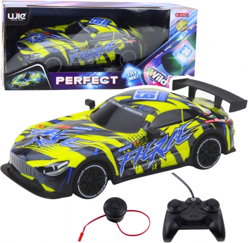 RC-Rennwagen mit leuchtender Karosserie – gelb