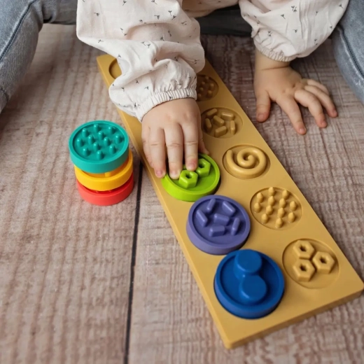 Multisensorisches Spiel mit Texturen und Farben