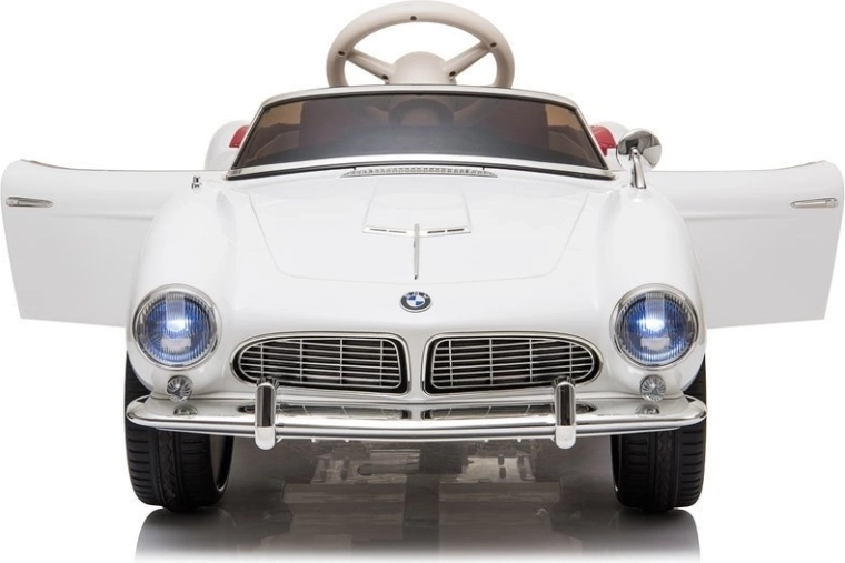 Öffnende Türen und detaillierter Innenraum