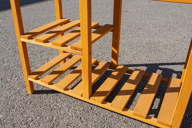 Geräumige offene Regale und Haken