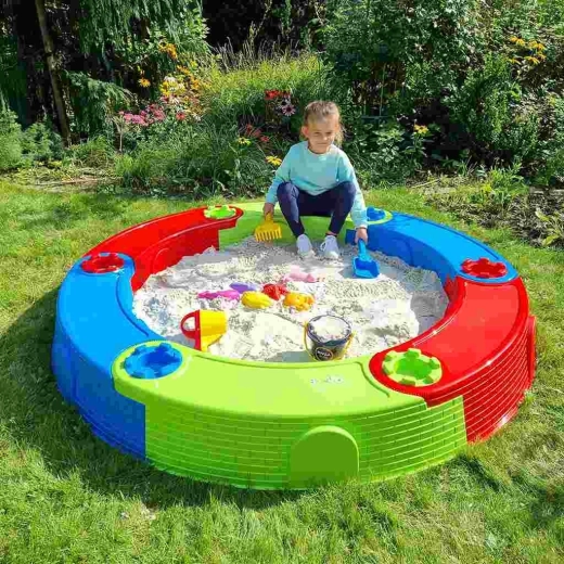 Multifunktionaler Spielspaß: Sand, Bälle und Wasser