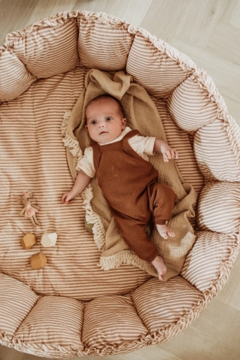 Gemütliches Nest mit weichen Rändern