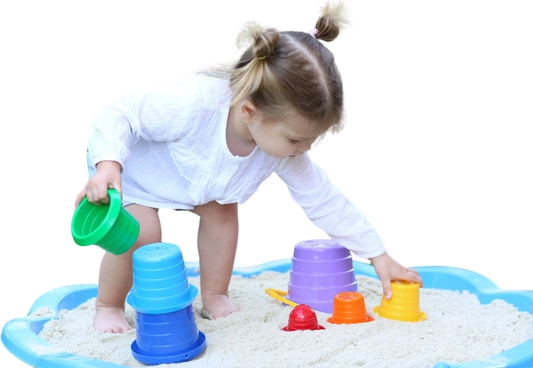 Buntes Spielen mit Sand und Wasser