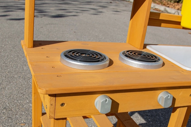 Zwei Kochplatten und Drehknöpfe für realistisches Spiel