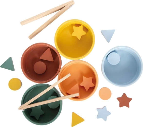 Lernen durch Spiel mit bunten Schalen