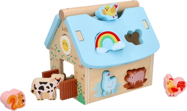 Holzhaus mit Tieren Lelin