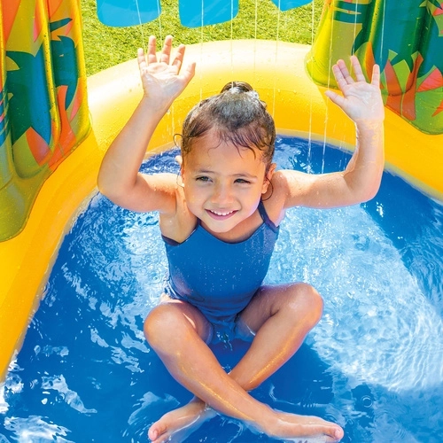 Wasser-Erfrischung dank Dusche und Wasser-Vorhang