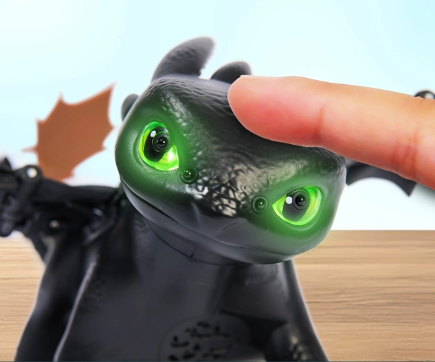 Leuchtende Augen und Plasma-Angriff