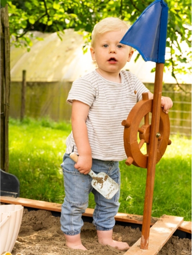 Drehbares Steuerrad und Mast mit Flagge