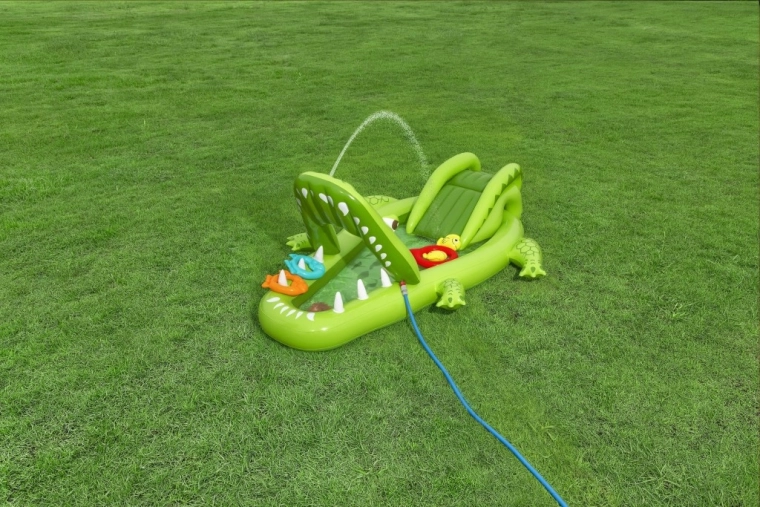 Integrierter Wassersprühkopf für erfrischenden Spaß