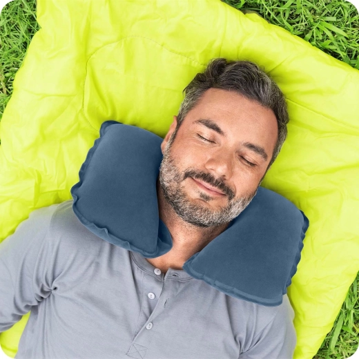 Ergonomische Nackenstütze auf Reisen