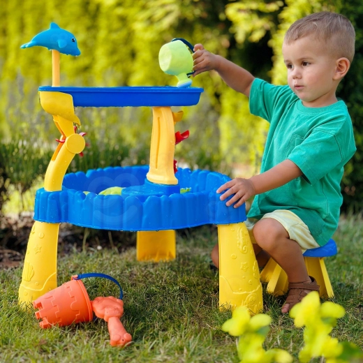 Wasserlauf mit Delfin und Mühlen