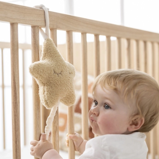 Praktische Befestigung am Kinderbett