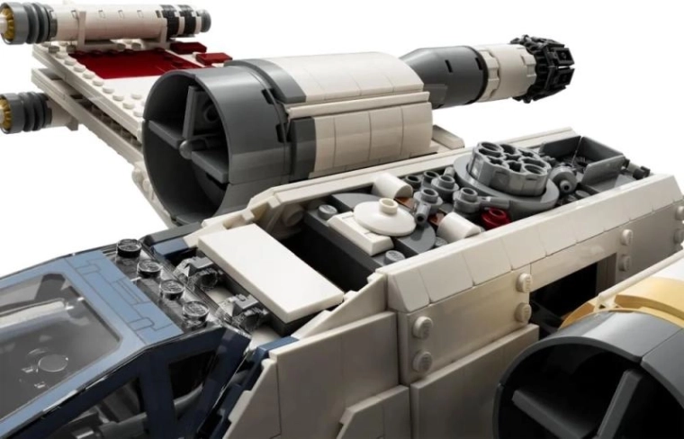 Öffnendes Cockpit und Platz für R2‑D2