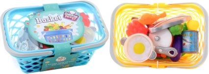 Korb mit Geschirr und Lebensmitteln für Kinder