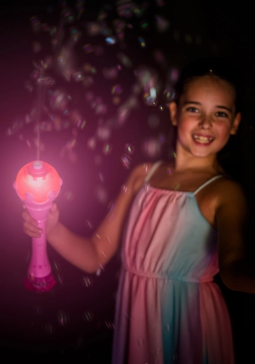 Leuchtet und spielt für noch mehr Effekt