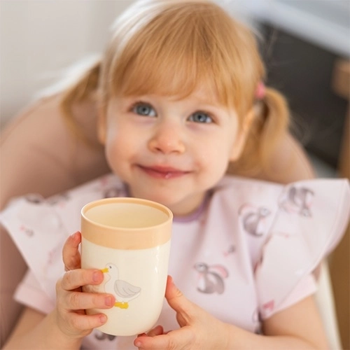 Offener Becher unterstützt eine gesunde Entwicklung