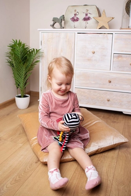 Schlaufe zum einfachen Aufhängen am Kinderwagen oder Bettchen