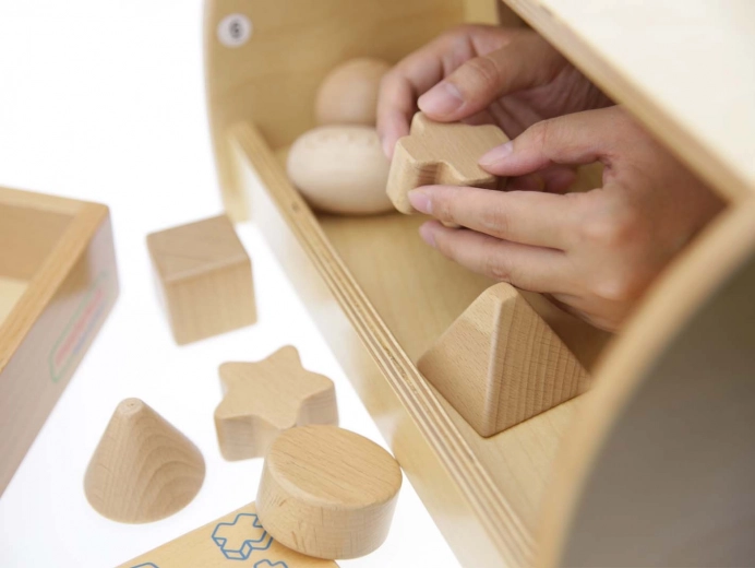 12 geometrische Holzfiguren