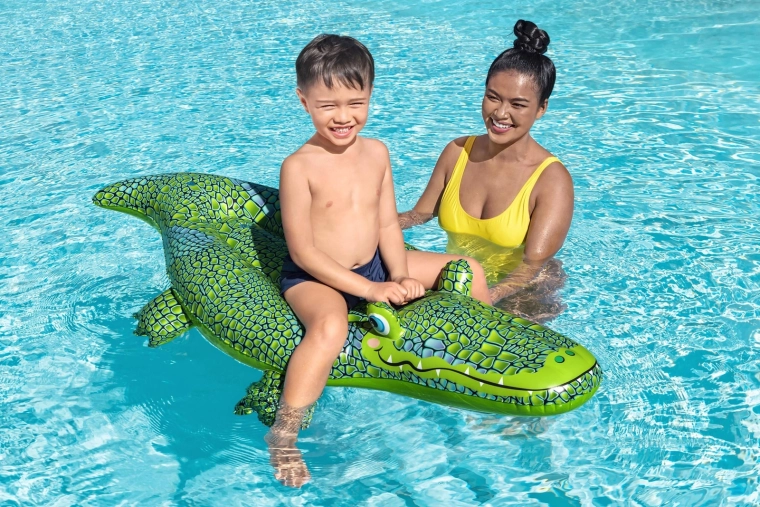 Spaß im Pool und im Urlaub