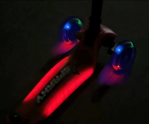 Leuchtende LED-Räder und beleuchtetes Trittbrett