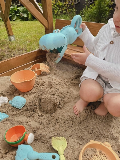 Spaß im Sandkasten und im Garten