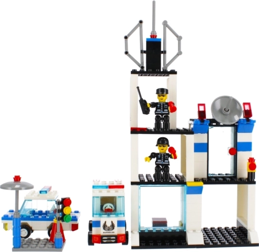 Mehrstöckige Polizeistation mit Turm