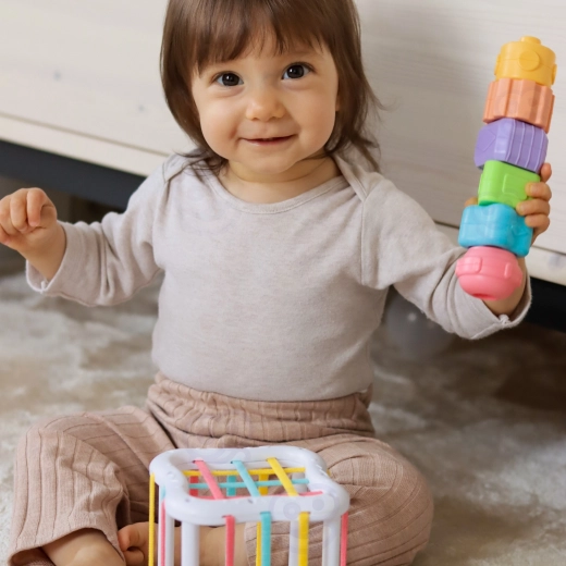 Sensorischer Würfel und bunte Blöcke