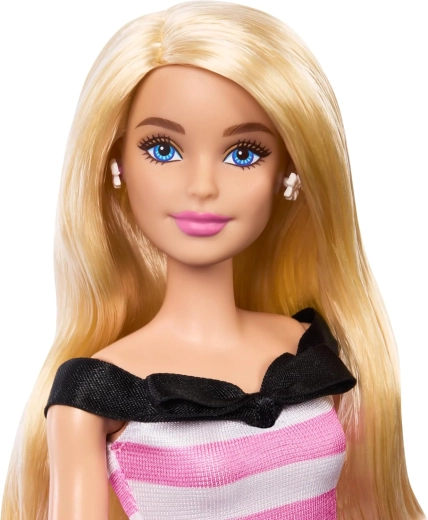Lange blonde Haare und detailliertes Gesicht