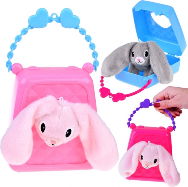Genähte Handtasche mit niedlichem Plüschhasen