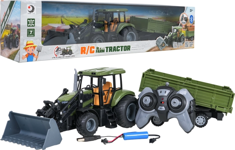 Grüner RC-Traktor mit Frontlader und Anhänger im Maßstab 1:20