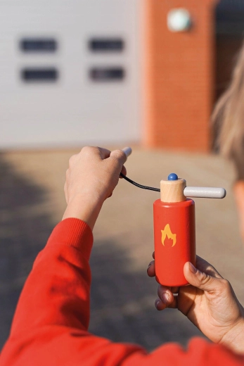 Feuerlöscher als Grundausstattung eines kleinen Feuerwehrmanns