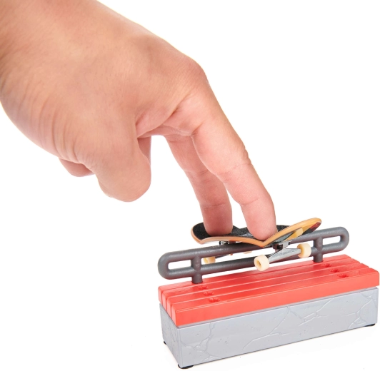 Bank mit Grind-Rail für Tricks und Kombinationen