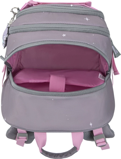 Durchdachte Aufteilung inklusive Fach für 15" Laptop