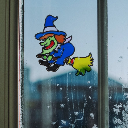 Halloween-Fensterdekoration mit farbiger Hexe