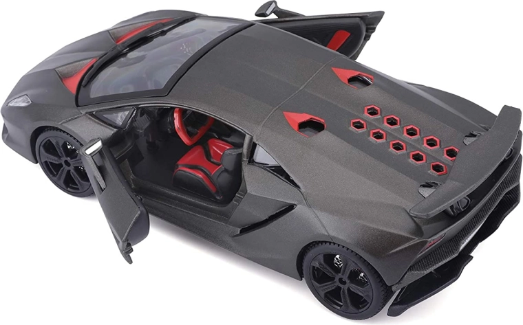 Scheren-Türen zum Öffnen und detailreiches Interieur