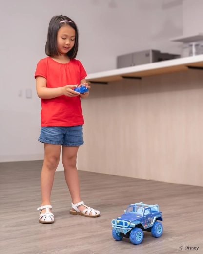 Große Geländeräder und erhöhtes Fahrwerk