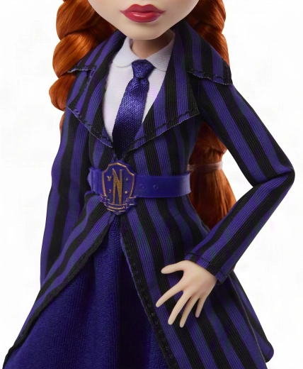 Lila Uniform der Nevermore Academy
