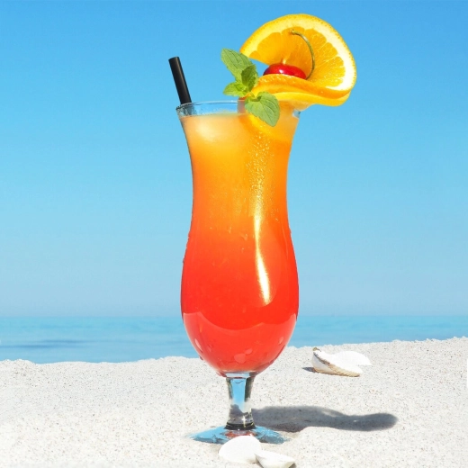 Perfekte Präsentation von geschichteten und farbenfrohen Cocktails