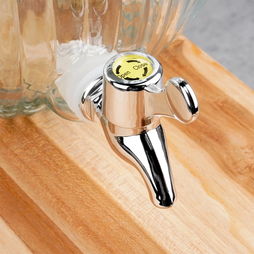 Bequemes Zapfen dank Metallzapfhahn