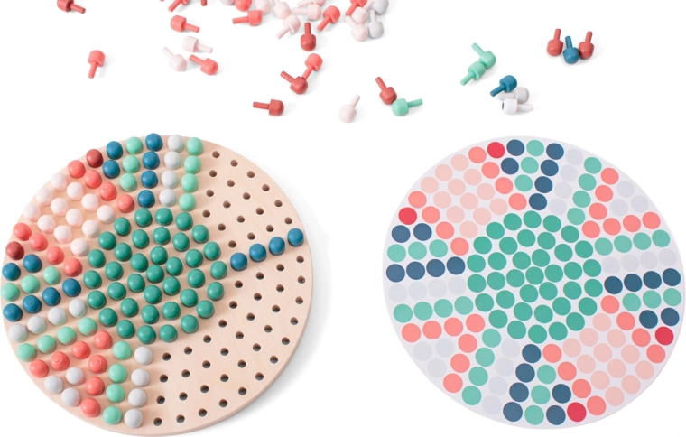 Holzmosaik mit Stiften und Vorlagen