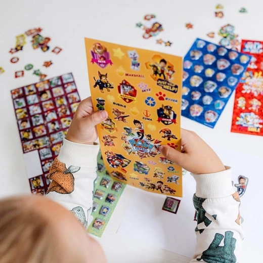 Einfaches Aufkleben für kleine Hände