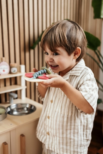 Schöne Holz-Ausführung für die Kinderküche