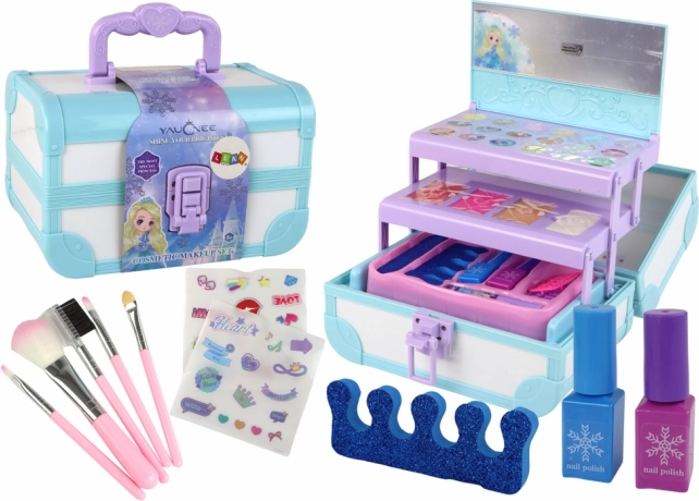 Kosmetikset im blauen Koffer