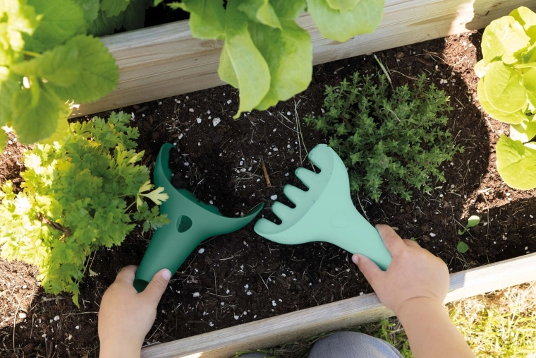 Quut Gartenset für kleine Gärtner mit Gießkanne, Schaufel, Rechen und grünem Ball