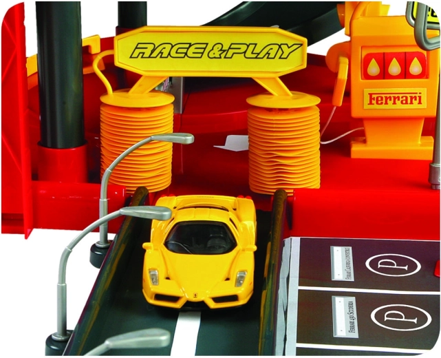 Funktionsfähiger Aufzug und realistische Waschanlage