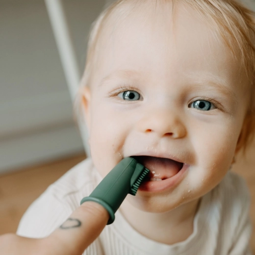 Sanfte Zahnfleischmassage und Reinigung der ersten Zähnchen