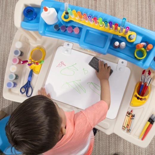 Große Arbeitsfläche und abwischbare Tafel