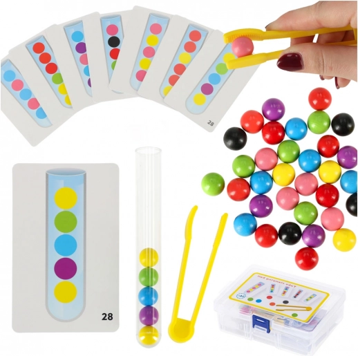 Montessori Lernspiel mit bunten Kugeln