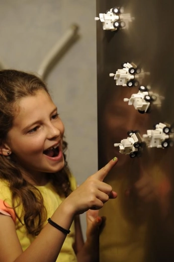 Fahrt über senkrechte Metalloberflächen